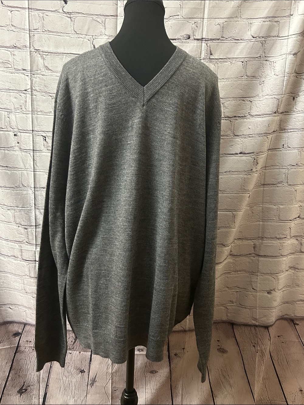 DKNY Men's V-Neck Sweater in Heather Gray